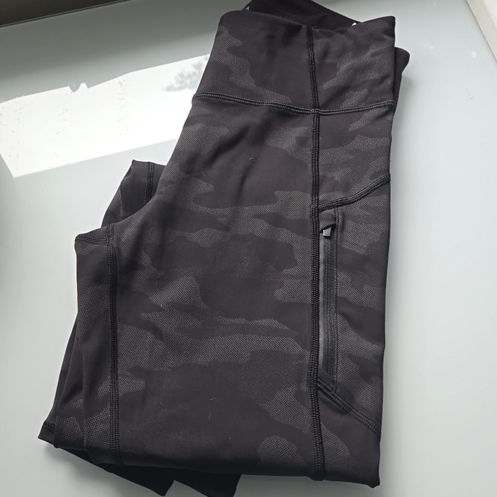 Athleta Rainier Reflective tights, Black Camo, Size S